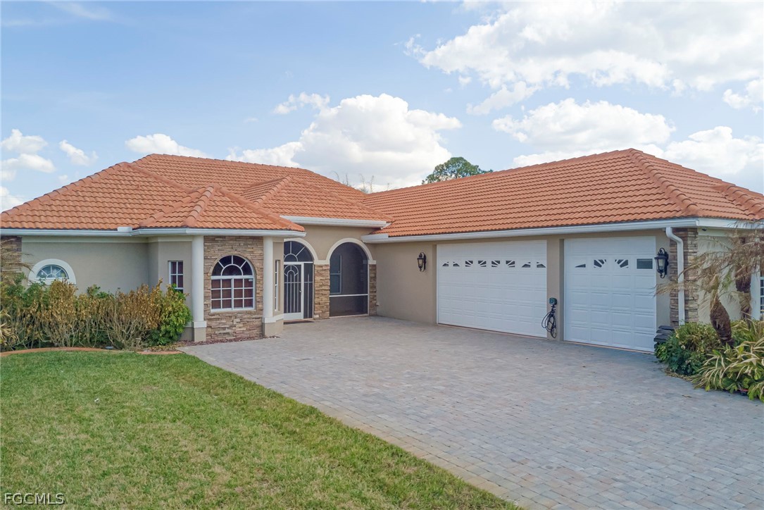 5 bed home in Lehigh Acres