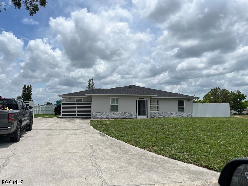 5 bed home in Lehigh Acres