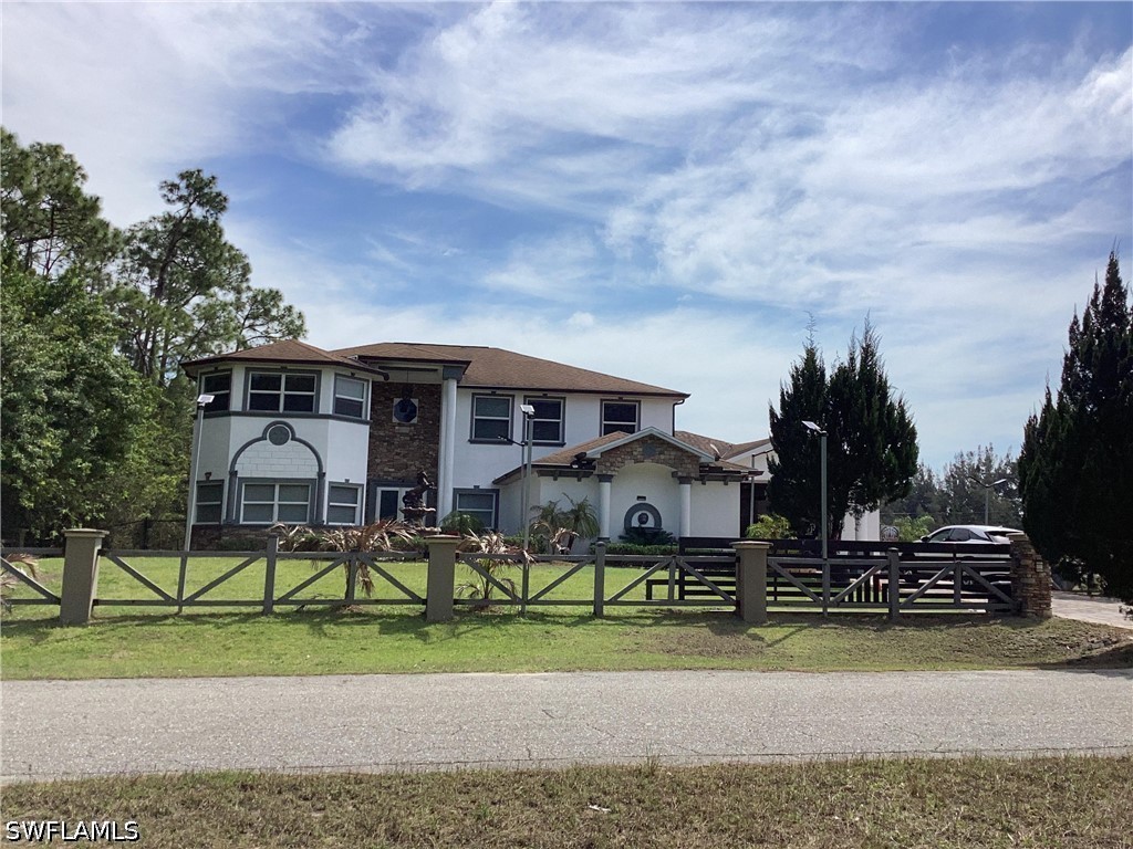 5 bed home in Lehigh Acres