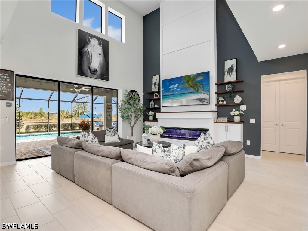 6 bed home in Estero