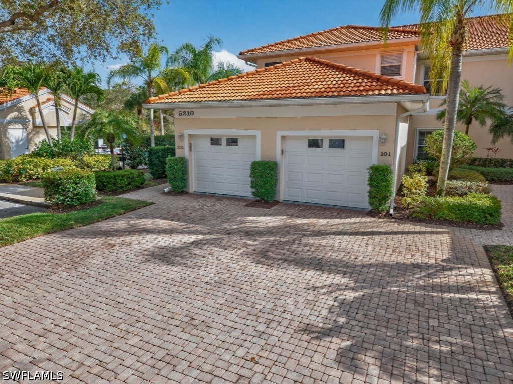 2 bed home in Naples