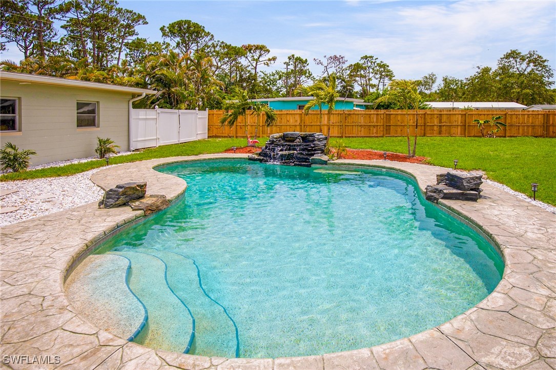3 Bed Pool Home for Sale in Heitmans, photo 2