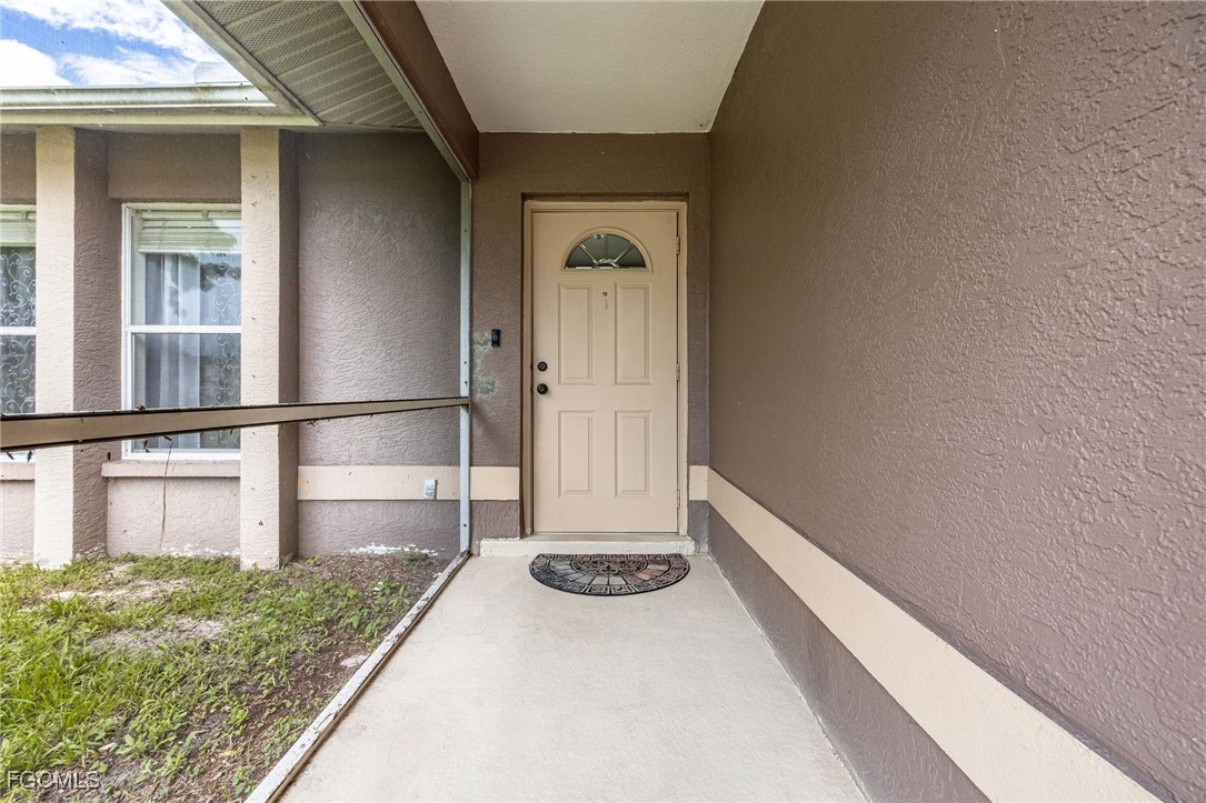 3 Bed SingleFamilyResidence for Sale in Cape Coral, photo 2