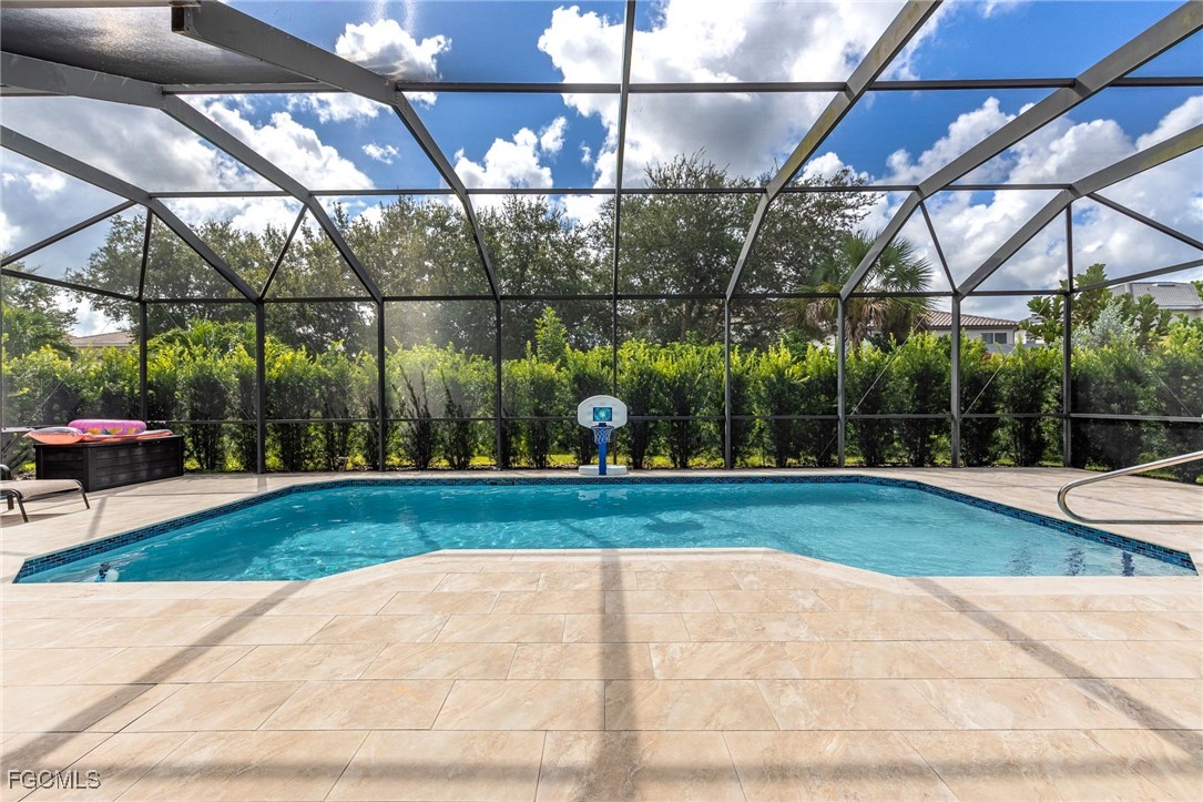 6 Bed Pool Home for Sale in Stoneybrook, photo 2