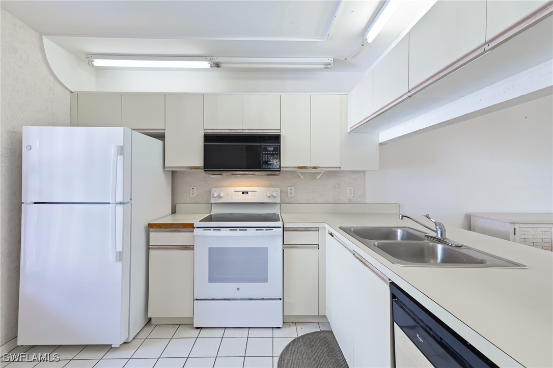 3 Bed Condominium for Sale in Naples, photo 2