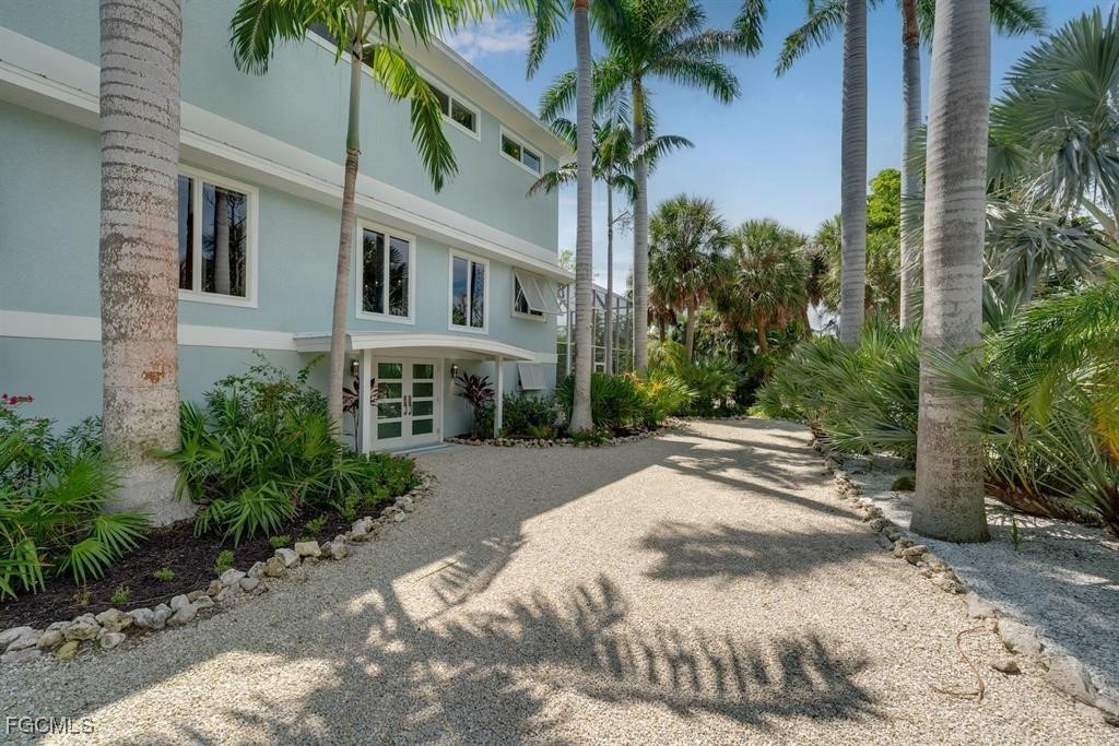 3 Bed Pool Home for Sale in Castaway Estates, photo 2