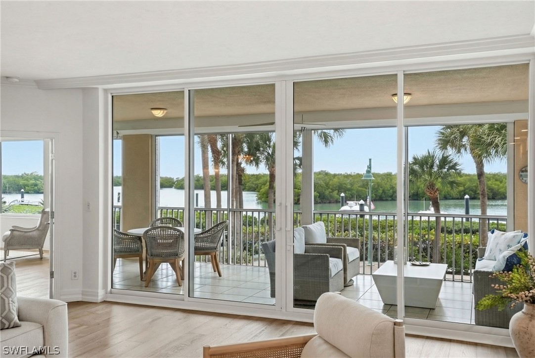 3 Bed Waterfront Home for Sale in Naples, photo 2