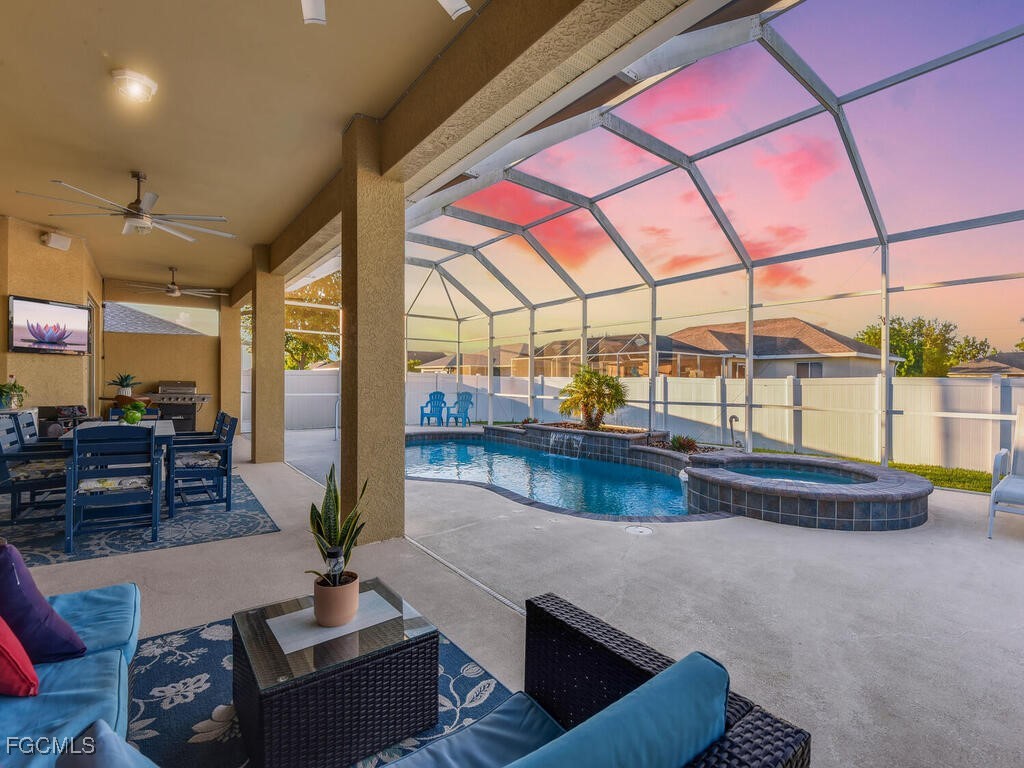3 Bed Pool Home for Sale in Cape Coral, photo 2