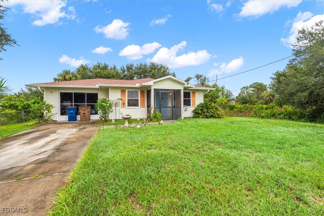 3 Bed SingleFamilyResidence for Sale in Lehigh Acres, photo 2