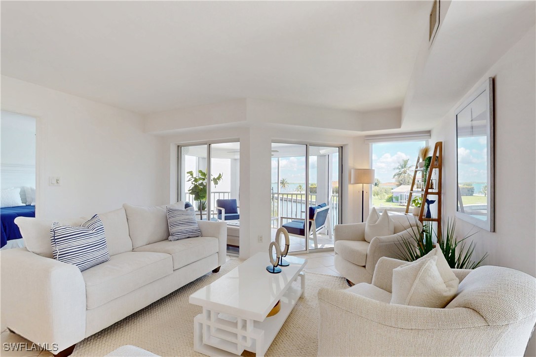2 Bed Waterfront Home for Sale in Marco Island, photo 2