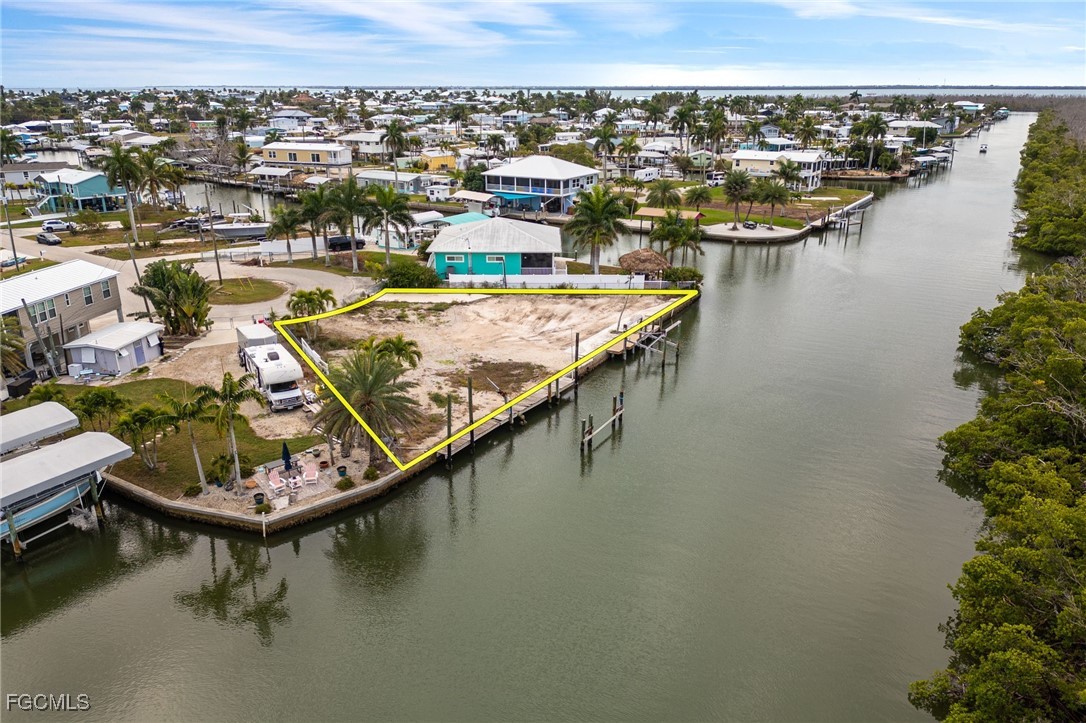 Waterfront Home for Sale in Trailerhaven, photo 2
