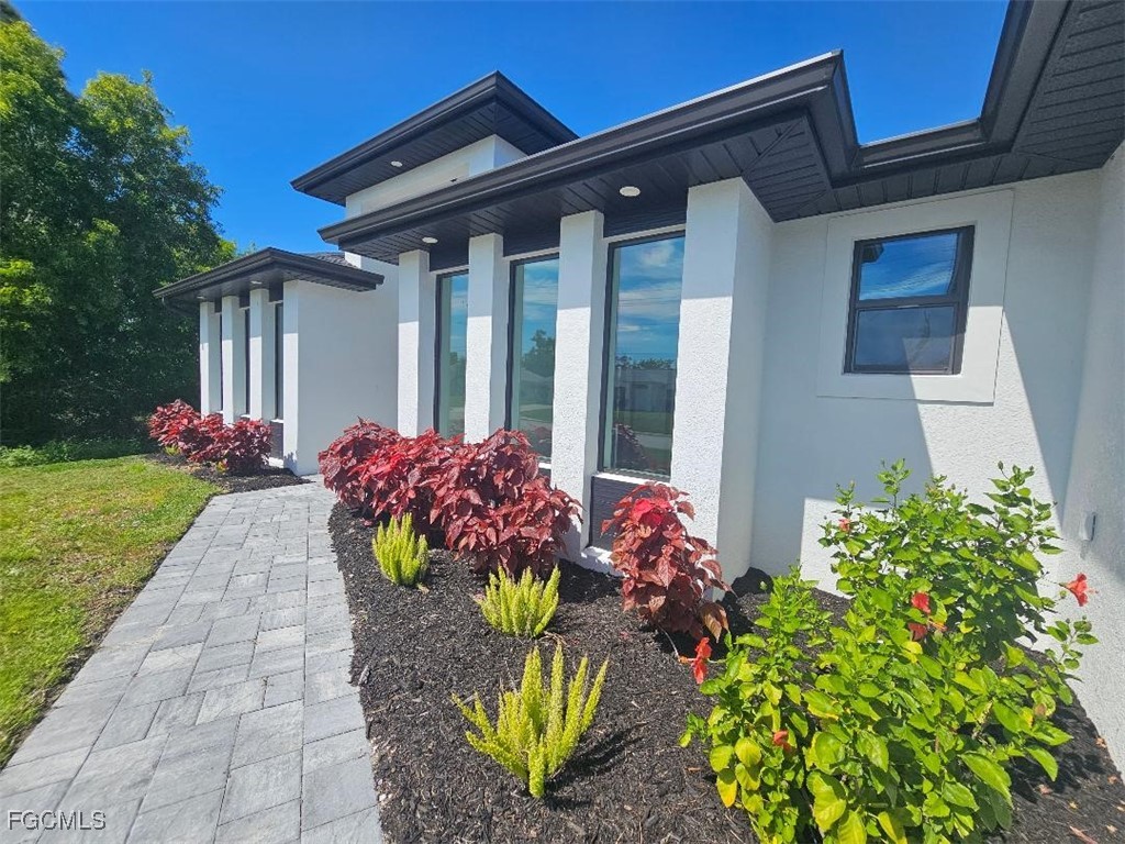 3 Bed Pool Home for Sale in Cape Coral, photo 2