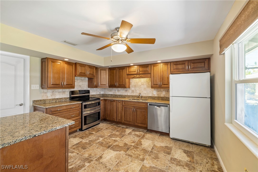 2 Bed Waterfront Home for Sale in Punta Gorda, photo 2
