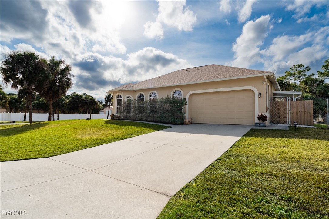 4 Bed SingleFamilyResidence for Sale in Lehigh Acres, photo 2