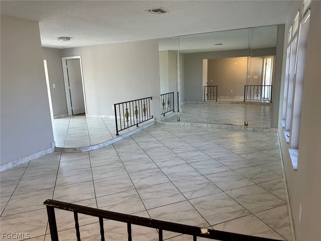 3 Bed SingleFamilyResidence for Sale in Cape Coral, photo 2