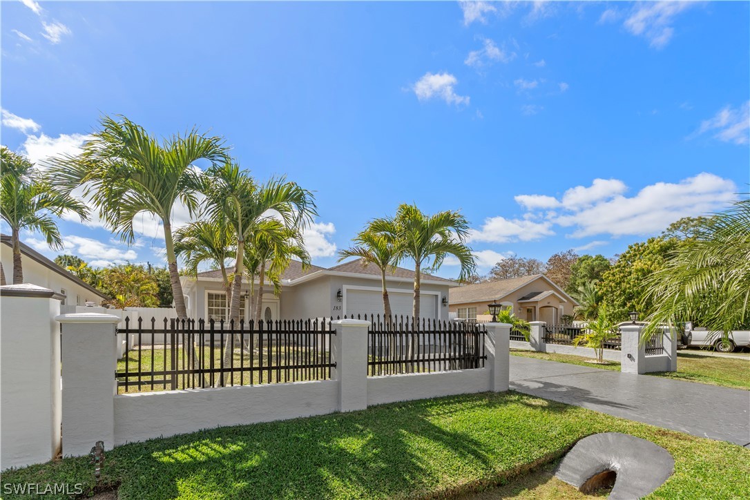 3 Bed SingleFamilyResidence for Sale in Naples, photo 2