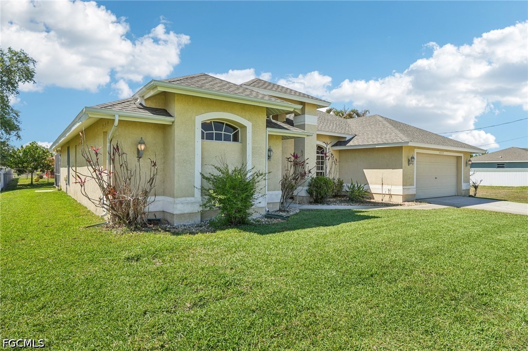 3 Bed Pool Home for Sale in Lehigh Acres, photo 2
