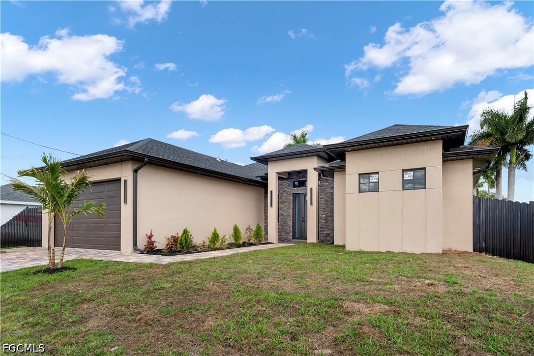 3 Bed Pool Home for Sale in Cape Coral, photo 2