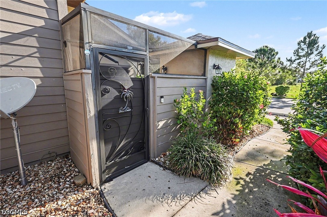 2 Bed Pool Home for Sale in Fort Myers, photo 2