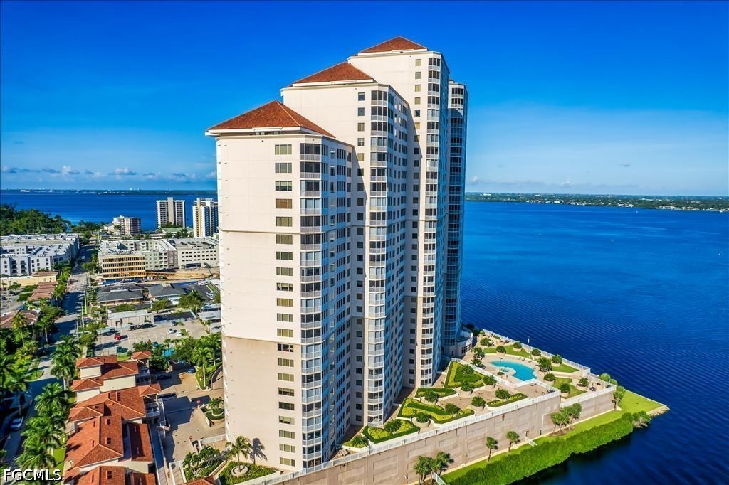 2 Bed Waterfront Home for Sale in Fort Myers, photo 2