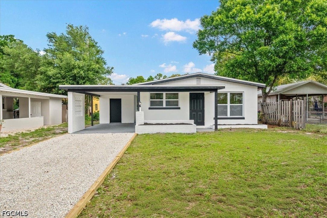 2 Bed SingleFamilyResidence for Sale in Fort Myers, photo 2