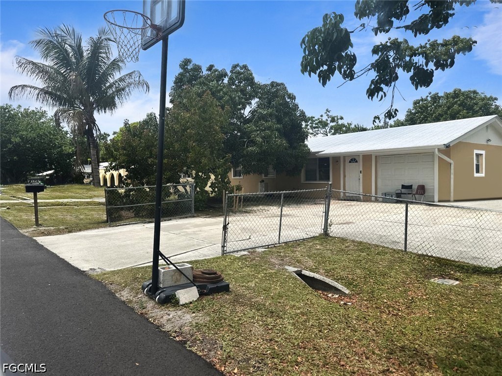3 Bed SingleFamilyResidence for Sale in Fort Myers, photo 2