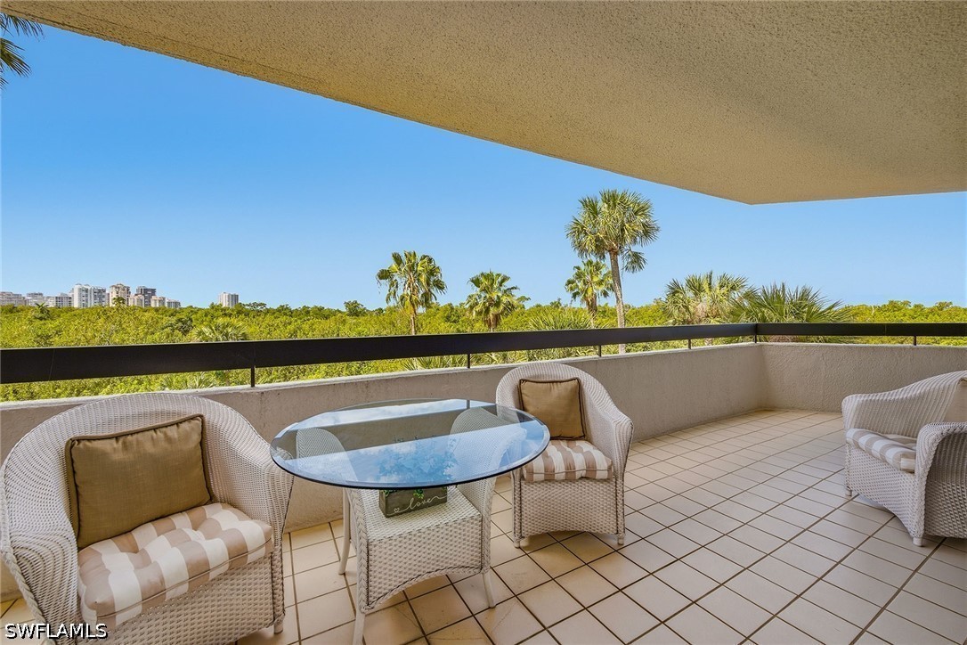 3 Bed Condominium for Sale in Grosvenor, photo 2