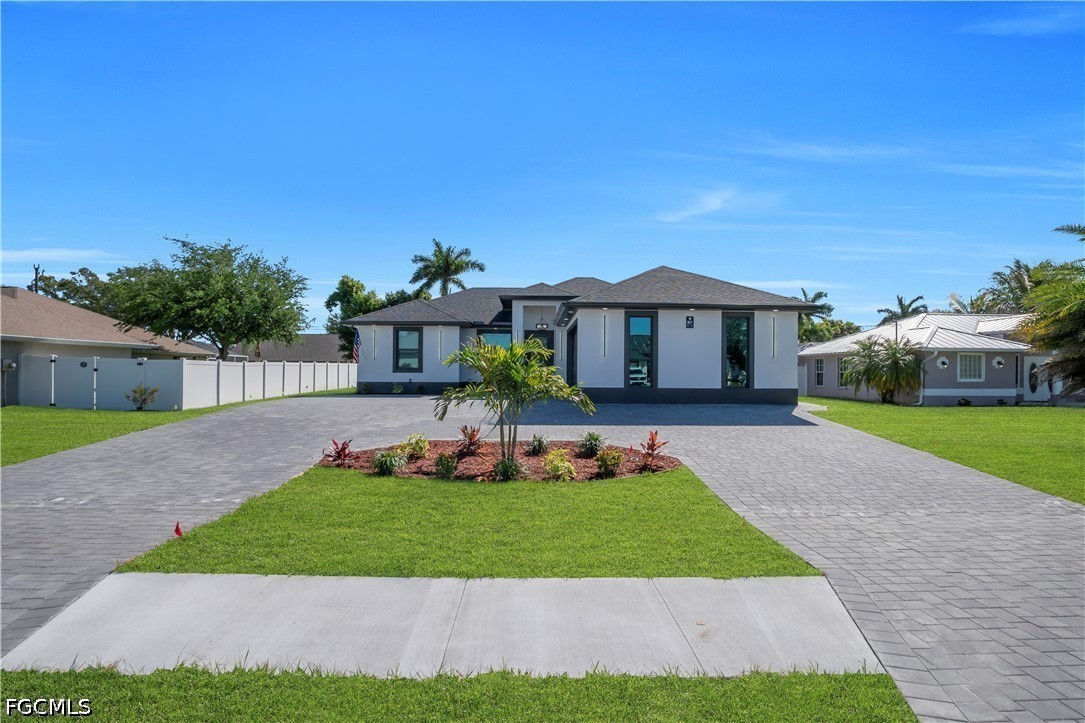 3 Bed SingleFamilyResidence for Sale in Cape Coral, photo 2