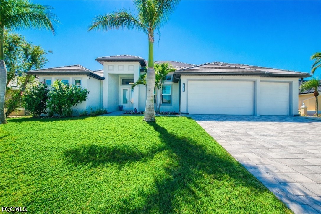 3 Bed Pool Home for Sale in Cape Coral, photo 2