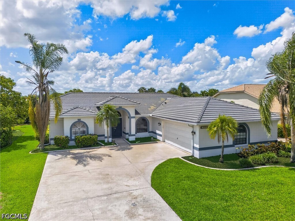 3 Bed SingleFamilyResidence for Sale in Fort Myers, photo 2