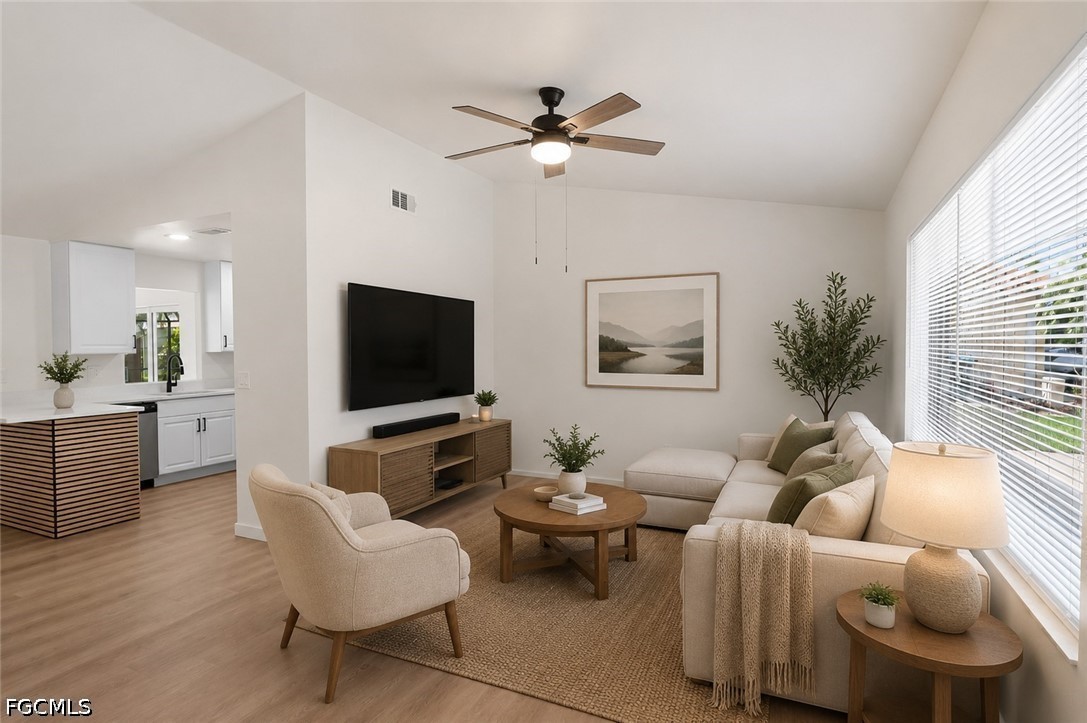3 Bed Pool Home for Sale in Cape Coral, photo 2