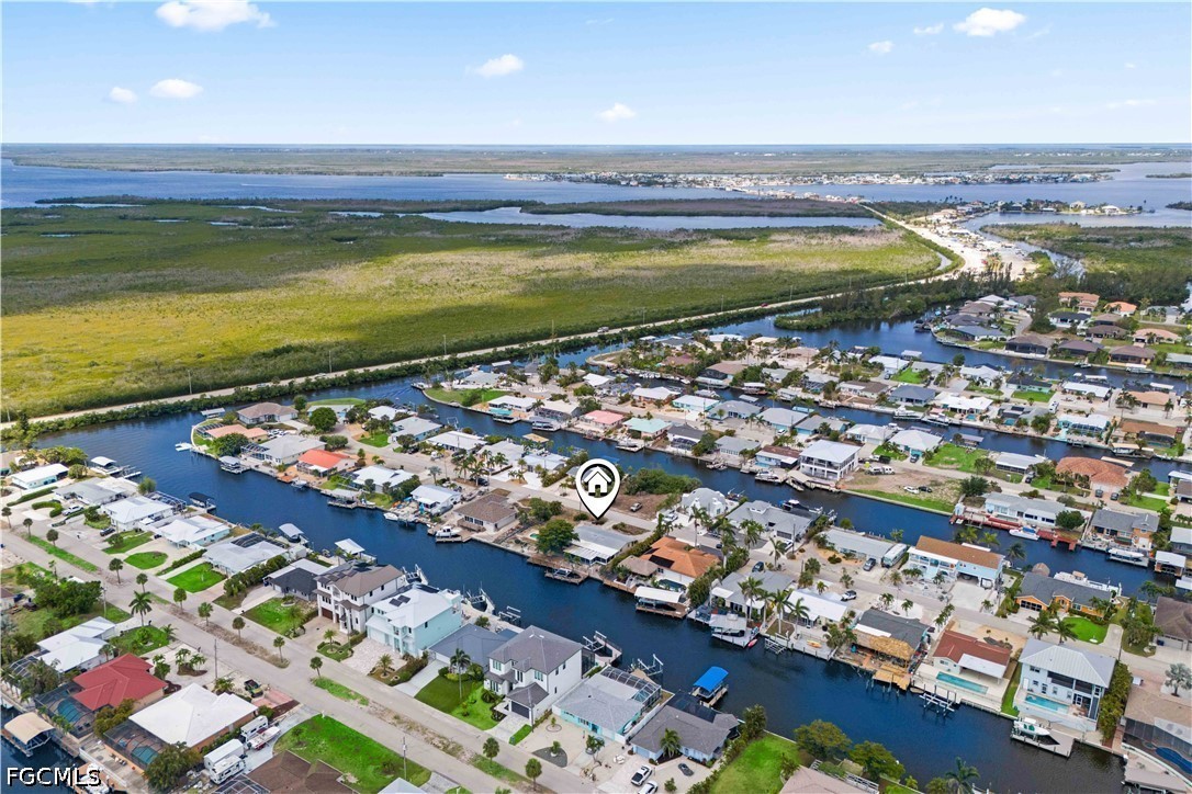 2 Bed Pool Home for Sale in Matlacha Isles, photo 2