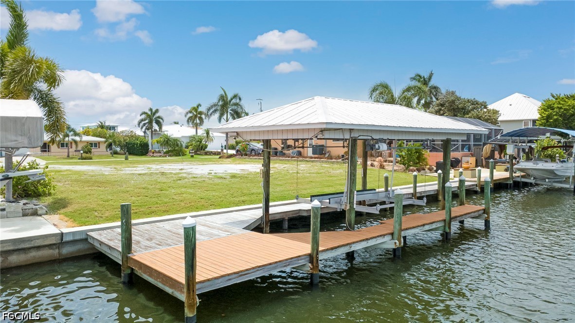 Waterfront Home for Sale in St James City, photo 2