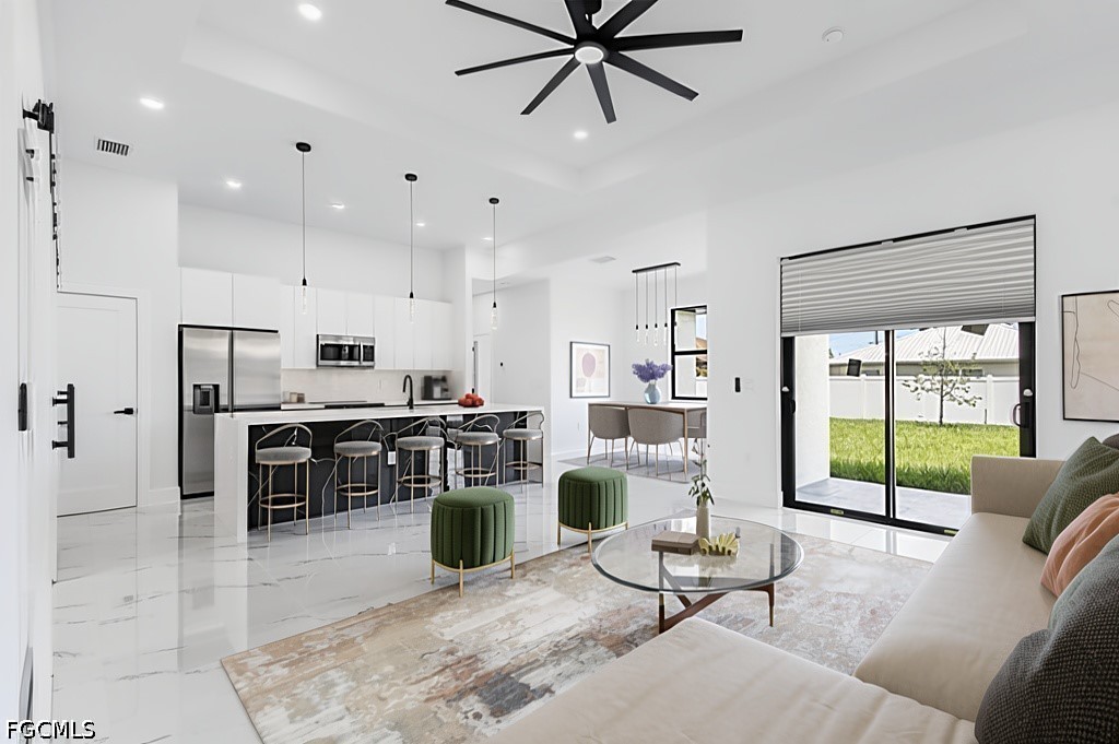 3 Bed SingleFamilyResidence for Sale in Cape Coral, photo 2