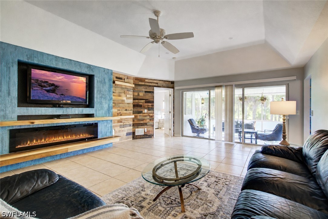 3 Bed SingleFamilyResidence for Sale in Naples, photo 2