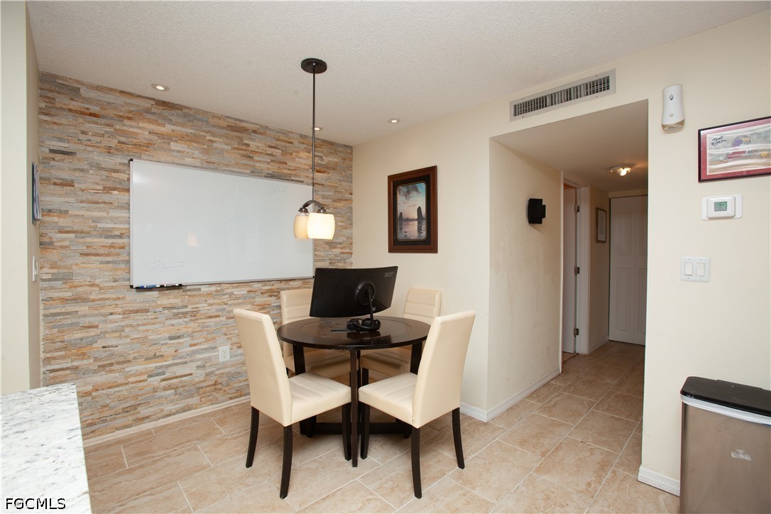 2 Bed Condominium for Sale in North Fort Myers, photo 2