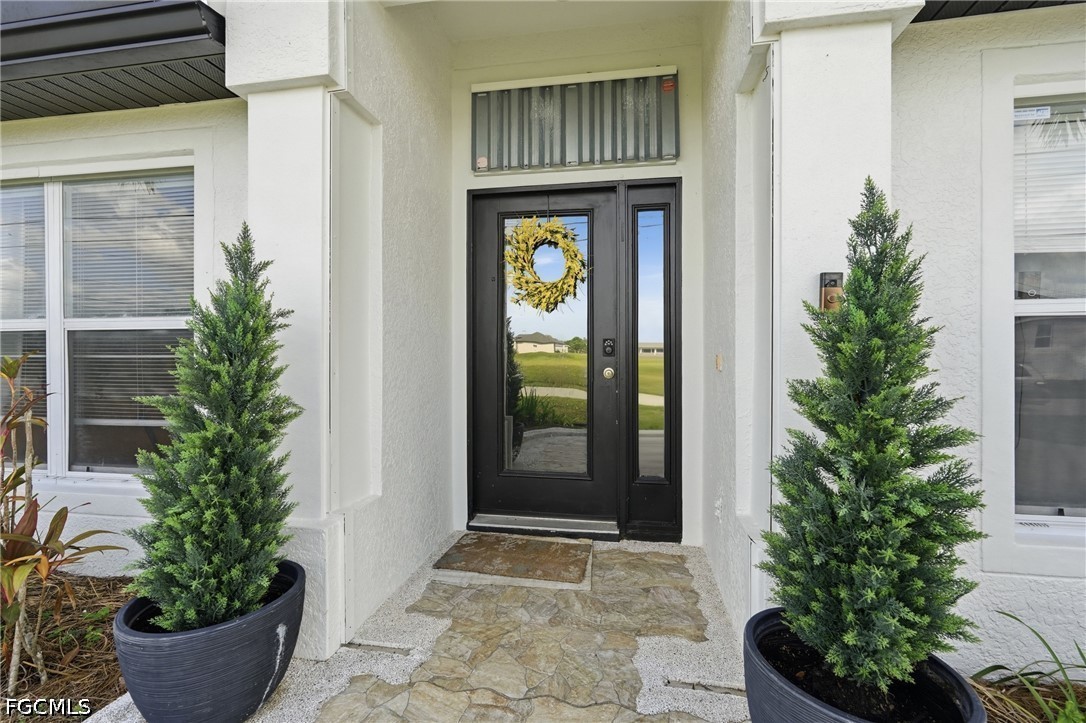 3 Bed Pool Home for Sale in Cape Coral, photo 2