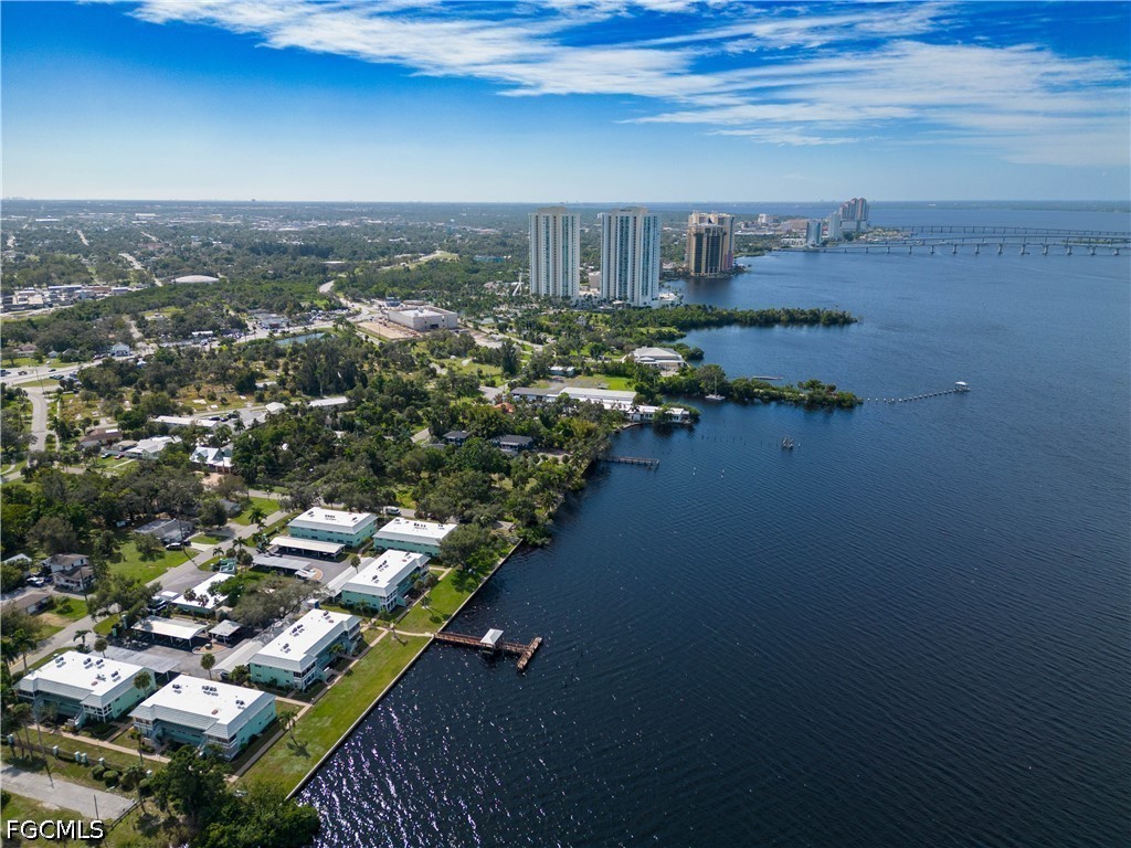 2 Bed Waterfront Home for Sale in Fort Myers, photo 2