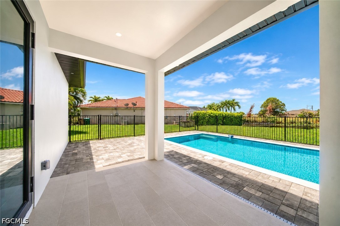 3 Bed Pool Home for Sale in Cape Coral, photo 2