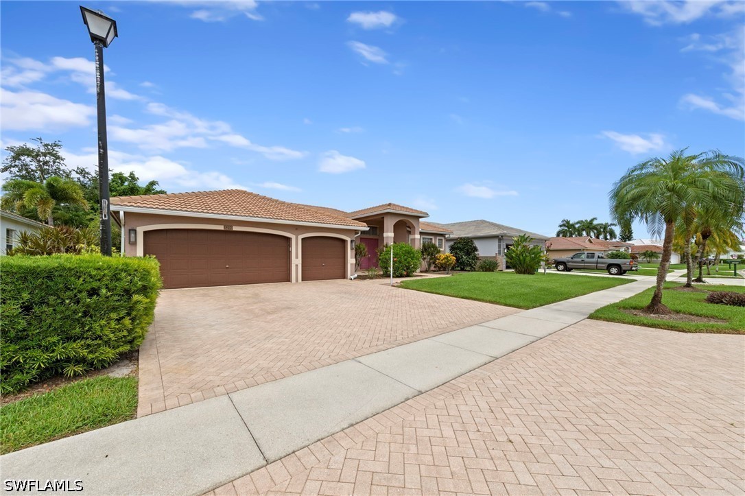 3 Bed Pool Home for Sale in Naples, photo 2