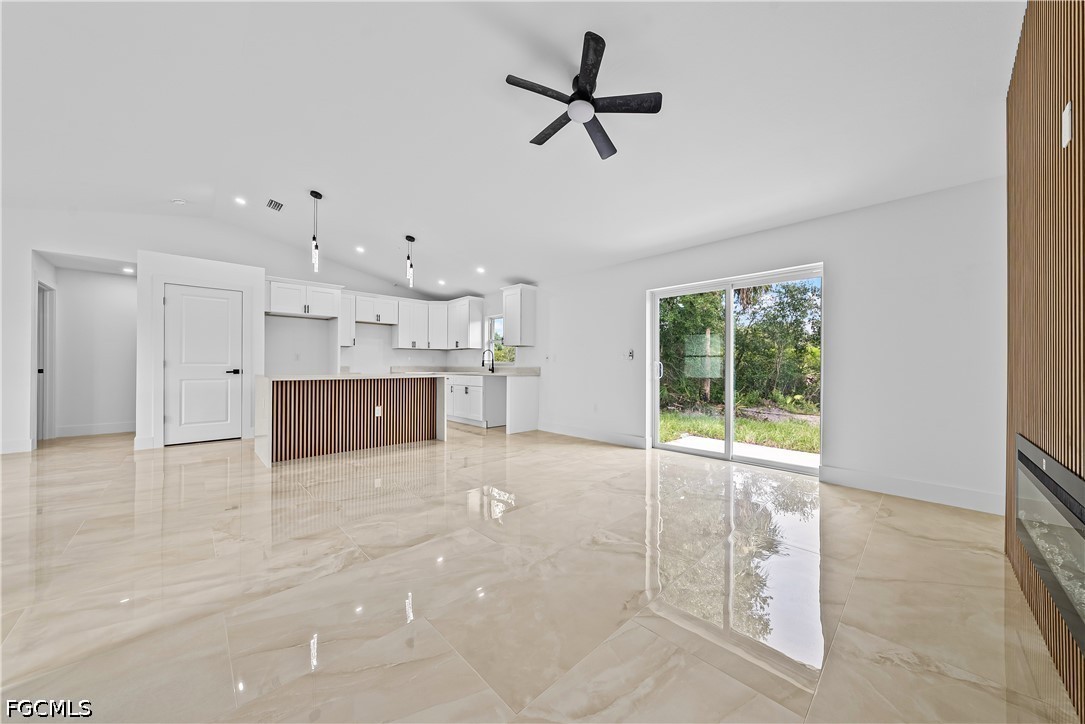 4 Bed SingleFamilyResidence for Sale in Lehigh Acres, photo 2