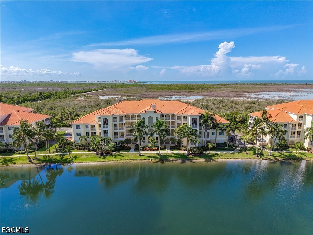 2 Bed Waterfront Home for Sale in Fort Myers, photo 2