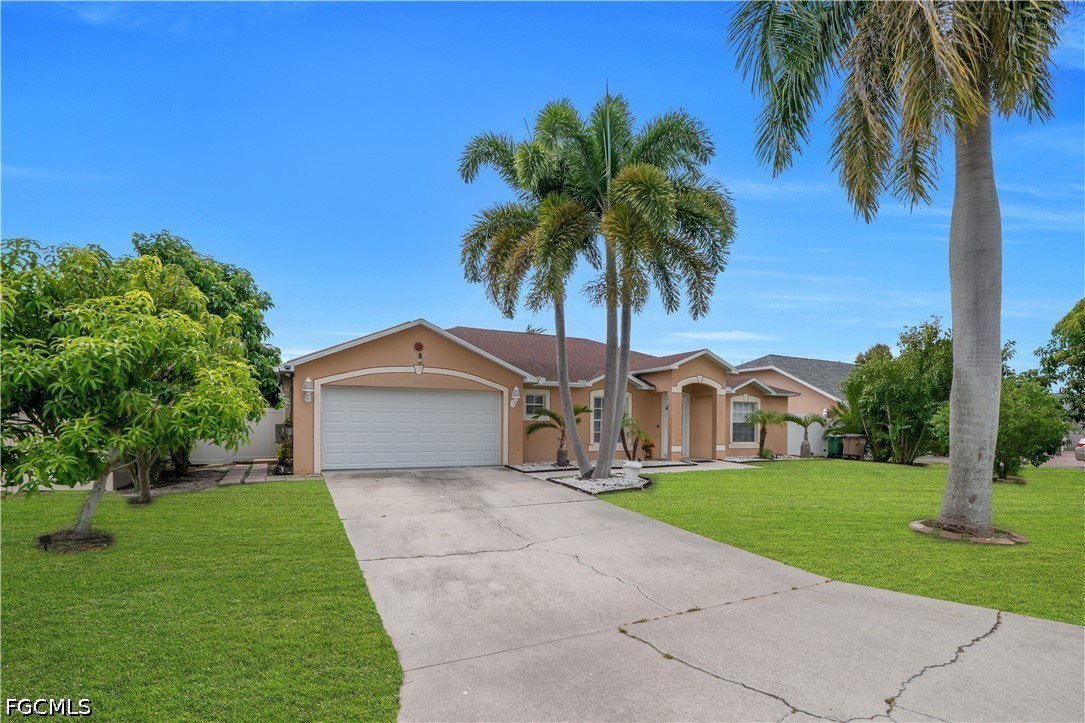 3 Bed Pool Home for Sale in Cape Coral, photo 2