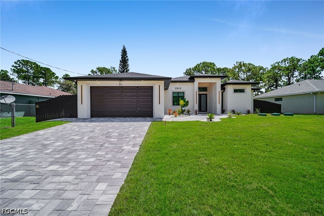 3 Bed Pool Home for Sale in Lehigh Acres, photo 2