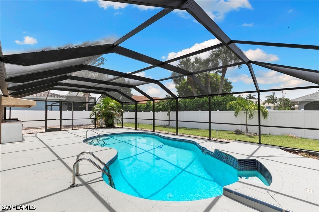 2 Bed Pool Home for Sale in Marco Island, photo 2