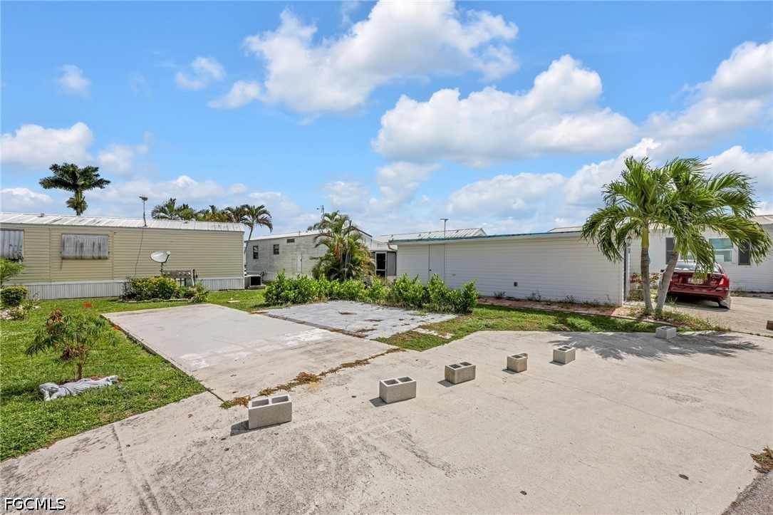 2 Bed Waterfront Home for Sale in Fort Myers, photo 2