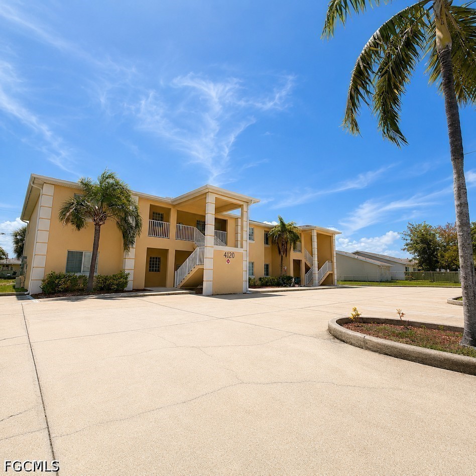 2 Bed Condominium for Sale in Cape Coral, photo 2