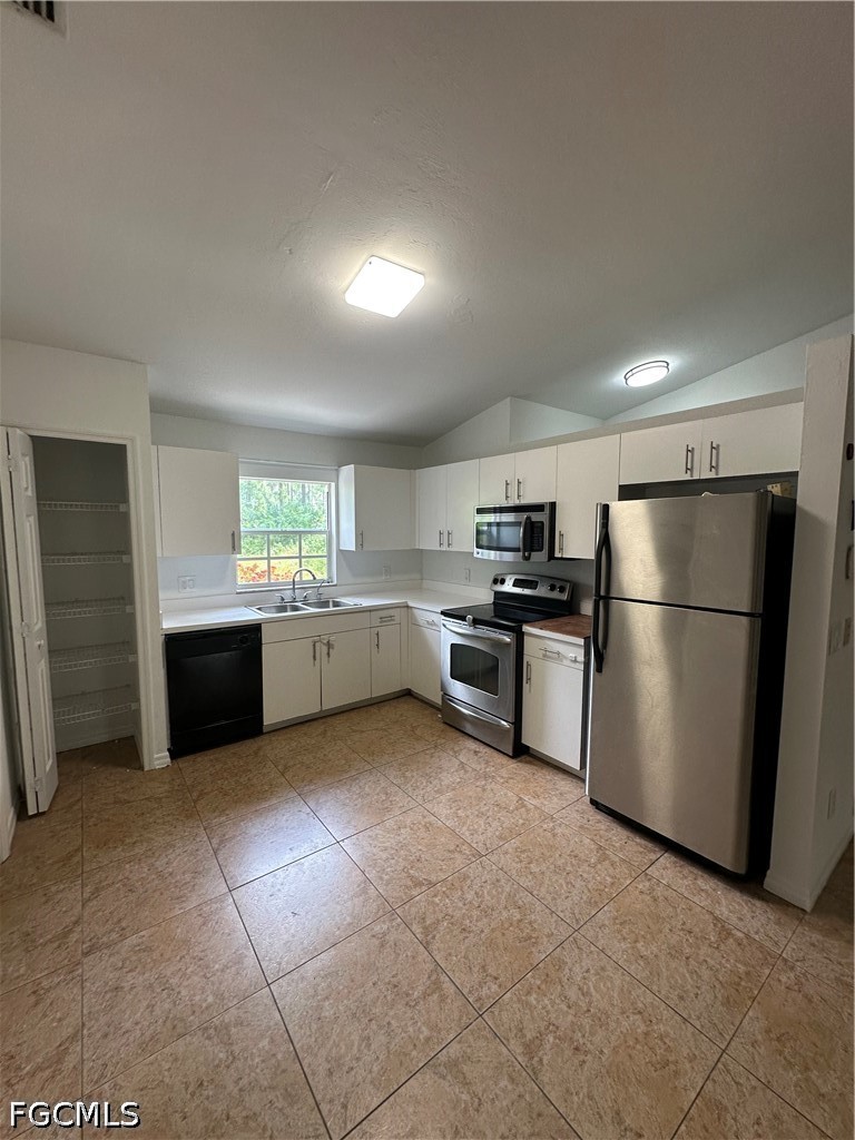 3 Bed SingleFamilyResidence for Sale in Naples, photo 2