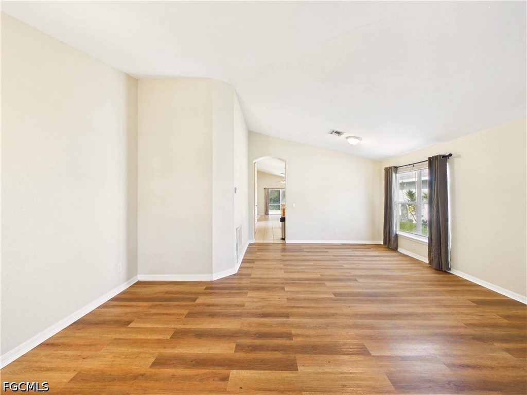 4 Bed SingleFamilyResidence for Sale in Fort Myers, photo 2