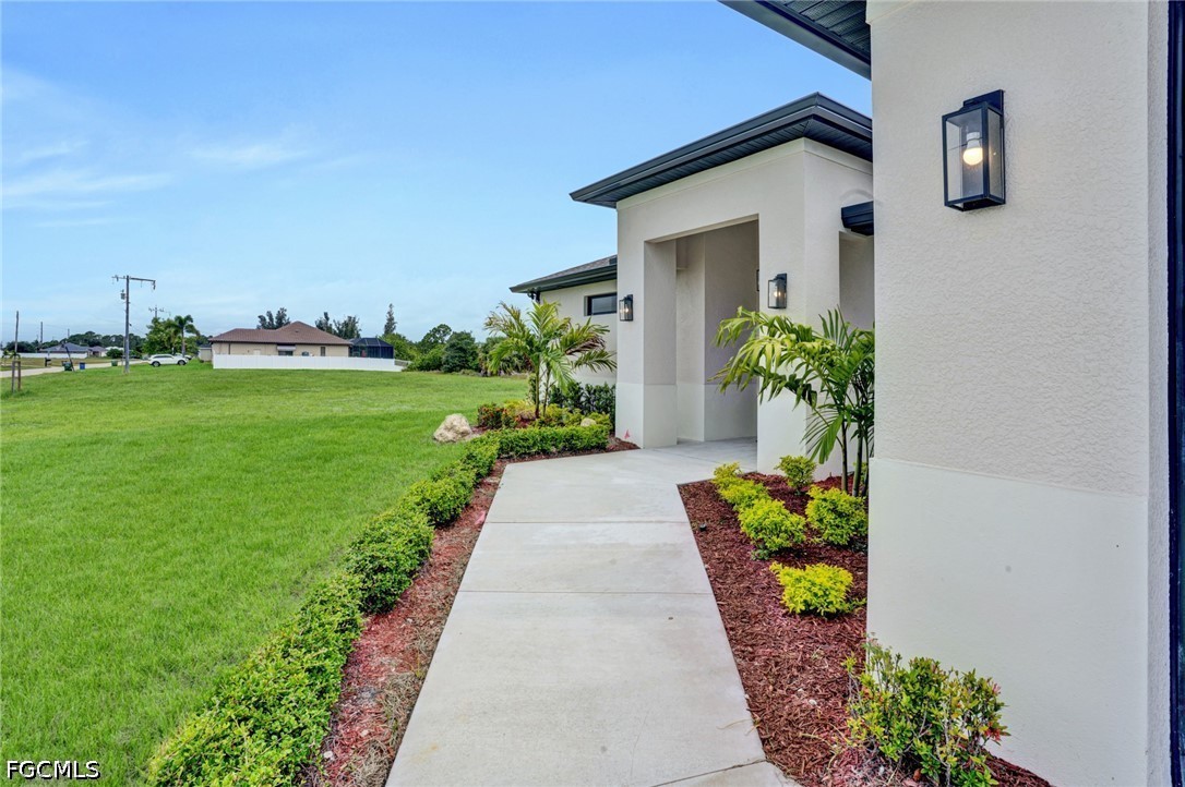 3 Bed Waterfront Home for Sale in Cape Coral, photo 2